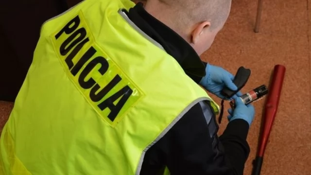 Tczew - Z bejsbolem i paralizatorem na 16-latków. Próba samosądu na szkolnym boisku