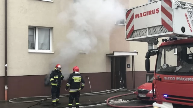 Tczew - Pożar na Saperskiej. Mężczyzna znaleziony w piwnicy w ciężkim stanie, jest więcej poszkodowanych