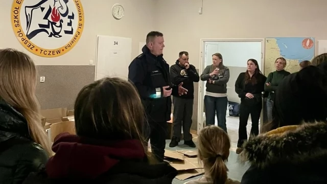 Tczew - Bezpieczne kwestowanie - dzielnicowy spotkał się z wolontariuszami WOŚP