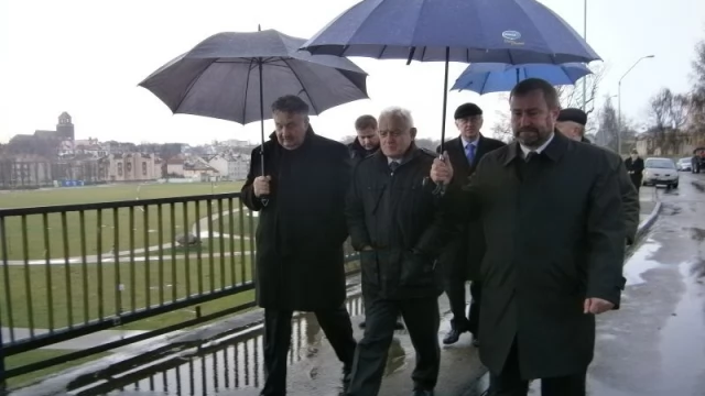 Tczew - Leszek Miller z wizytą w Tczewie. Oceniał stan zabytkowego mostu