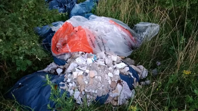 Tczew - Zamieniają szlak spacerowy w wysypisko. "Z azbestem to już przesada" [AKTUALIZACJA]