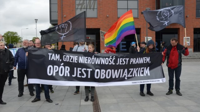Tczew - Pikiety narodowców i środowisk antyfaszystowskich zakończyły się bijatyką