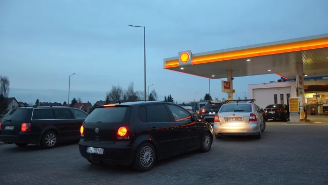 Tczew - Kolejki przed stacjami paliw