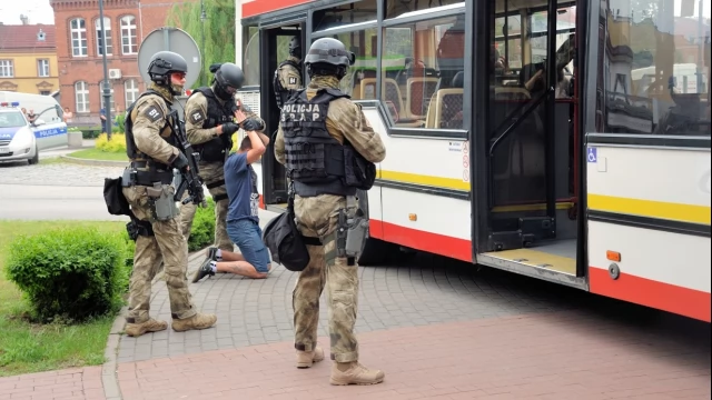 Tczew - Atak terrorystyczny na autobus - negocjacje przed ratuszem