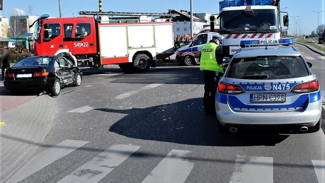 Tczew - Zderzenie osobówki ze śmieciarką. Policjanci zatrzymali prawo jazdy