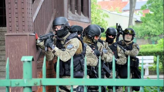 Tczew - Atak terrorystyczny na autobus - negocjacje przed ratuszem