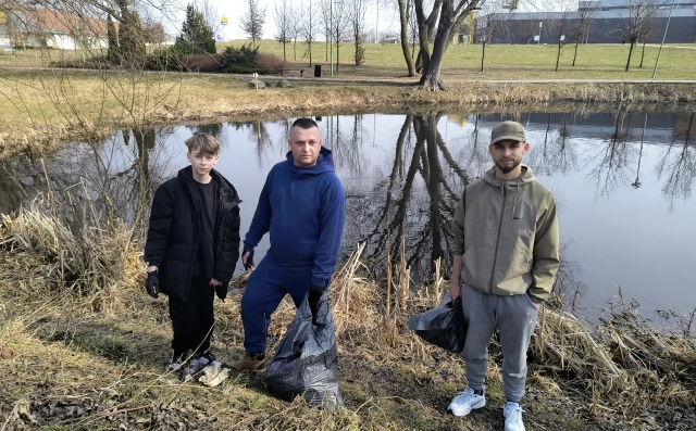 Tczew - Skrzyknęli się i sprzątnęli okolice stawku. Przyducha zabiła ryby
