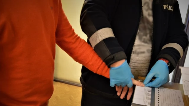 Tczew - Próbował odjechać na widok policjantów. W aucie zawiniątka z marihuaną