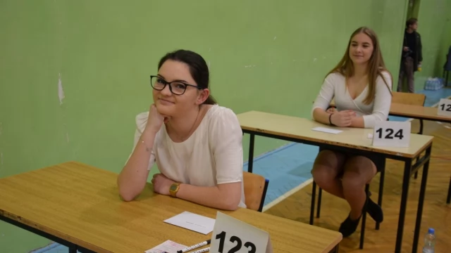 Tczew - W cieniu strajku ruszyły egzaminy gimnazjalne