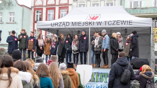 Tczew - Tczewscy maturzyści zatańczyli poloneza na ulicach starówki [DUŻO ZDJĘĆ]