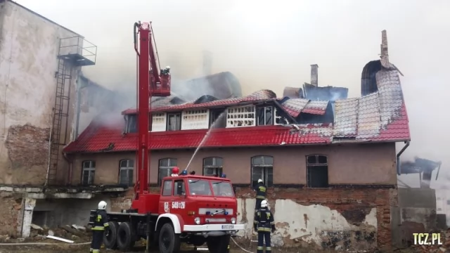 Tczew - Olbrzymi pożar w Swarożynie. Płonie stara gorzelnia