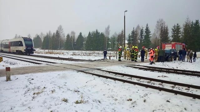 Tczew - Wstrzymany ruch pociągów na trasie Tczew - Chojnice. Zderzenie auta i pociągu