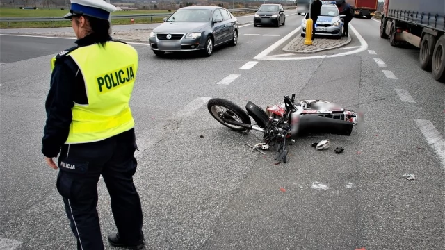 Tczew - Kierowca ciężarówki wymusił pierwszeństwo motorowerzyście