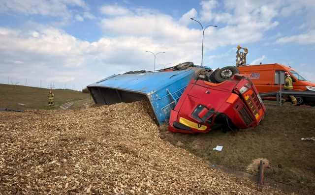 Tczew - Przewrócona ciężarówka na A1