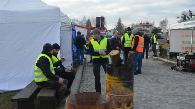 Tczew - Rolnicze miasteczko na rondzie w Czarlinie. Jest nawet trumna [WIDEO]