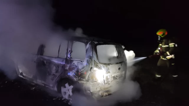 Tczew - Turze - Szczerbięcin. Auto uderzyło w drzewo i spłonęło