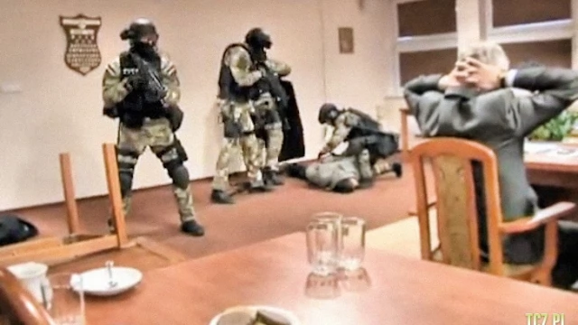 Tczew - Terrorysta bez litości dla radnych powiatu - zobacz materiał z akcji antyterrorystów