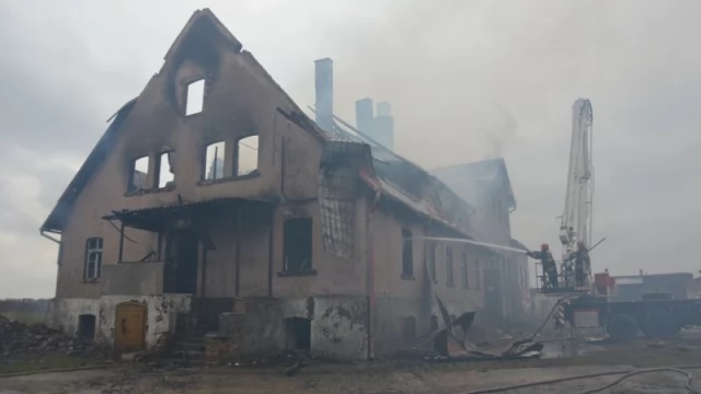 Tczew - Olbrzymi pożar w Swarożynie. Płonie stara gorzelnia