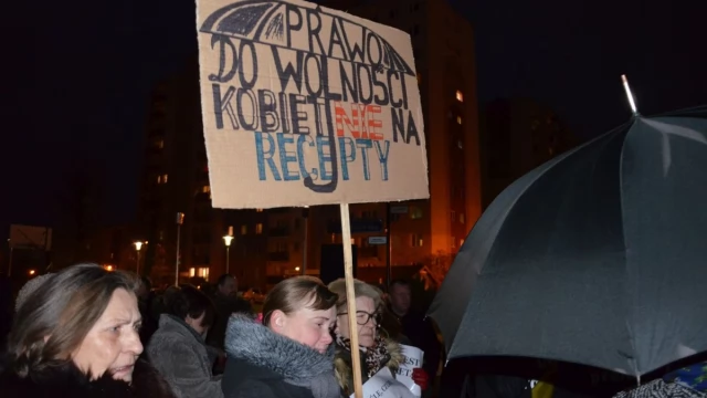 Tczew - Gorąco na Czarnym Proteście. Narodowcy usiłowali zakłócić kobiecą pikietę