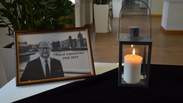 Tczew - Tczew żegna prezydenta Adamowicza - księga kondolencyjna, spotkanie przed ratuszem