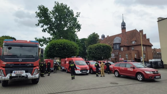 Tczew - Alarm przed możliwą powodzią. Pomorscy strażacy wyruszyli z Tczewa pomagać [WIDEO]