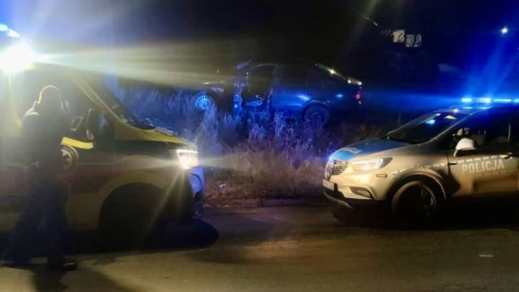 Tczew - Policyjny pościg ulicami Pelplina! Pojazd wypadł z drogi, kierowca uciekał pieszo