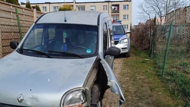 Tczew - Na widok policjantów wjechał w słup