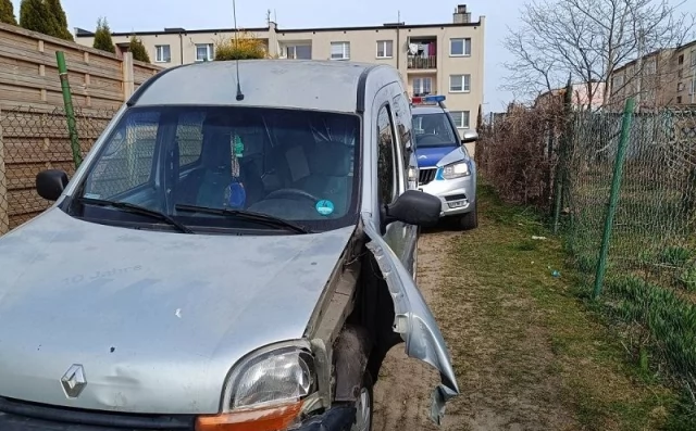 Tczew - Na widok policjantów wjechał w słup