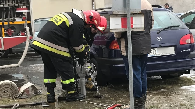 Tczew - Pożar na Saperskiej. Mężczyzna znaleziony w piwnicy w ciężkim stanie, jest więcej poszkodowanych