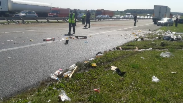 Tczew - Rozsypane butelki na autostradzie - uwaga na utrudnienia na A1 [FOTO]