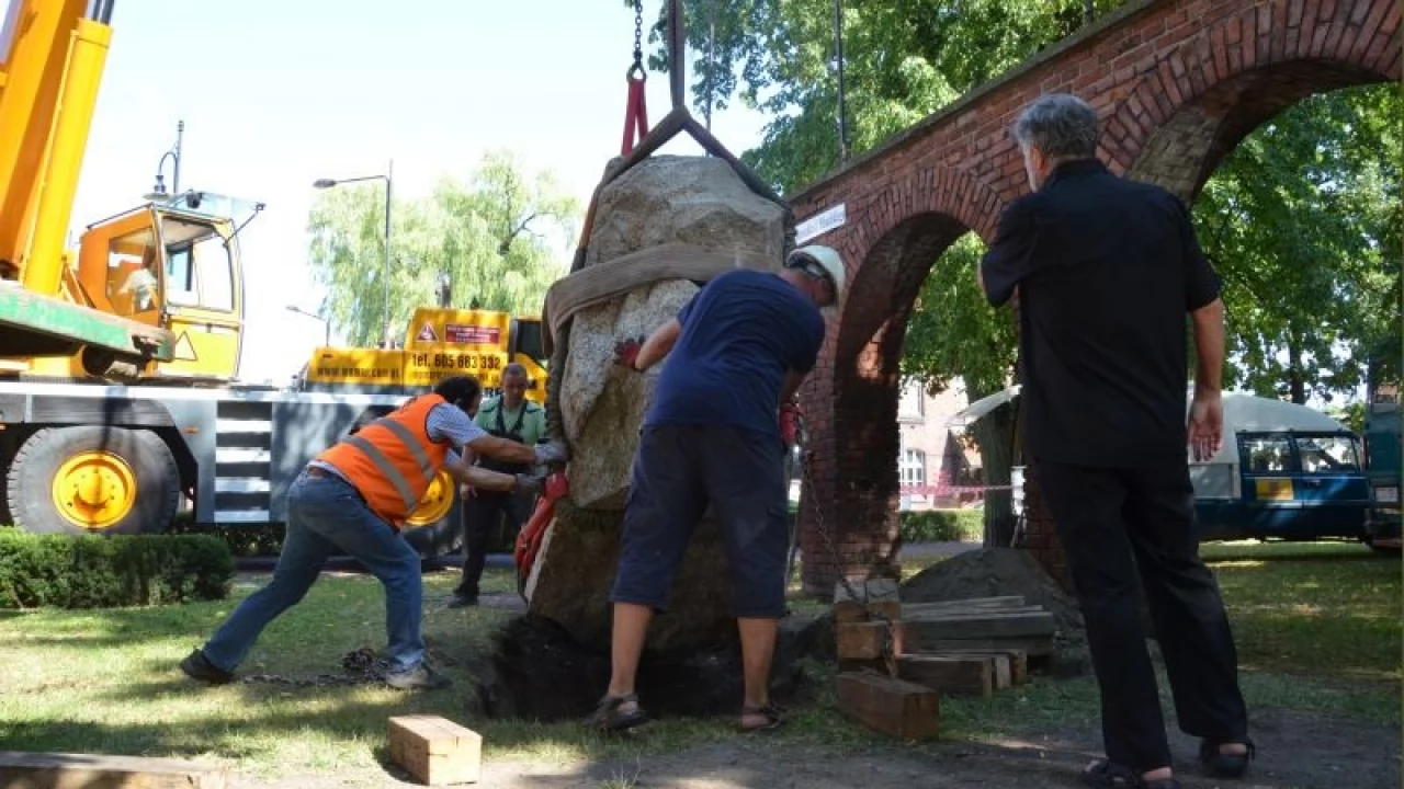 Tczew - Kilkunastotonowy głaz pojawił się w centrum Tczewa