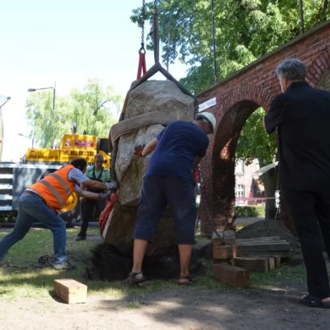 Tczew - Kilkunastotonowy głaz pojawił się w centrum Tczewa