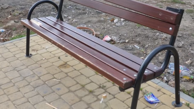 Tczew - Po sobotniej imprezie poniszczyli nowe ławki