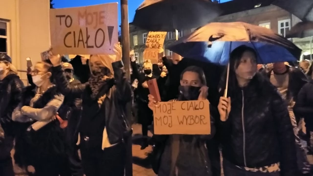 Tczew - Tłumy na ulicach Tczewa. Protest przeciw decyzji TK #PiekłoKobiet