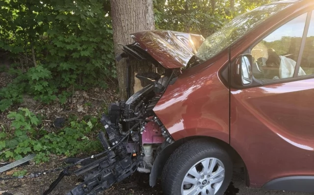 Tczew - Auto na drzewie i brak kierowcy. Ruszyły poszukiwania...