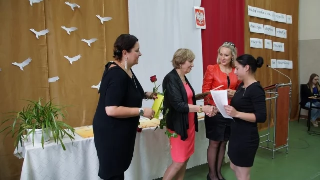 Tczew - Zakończenie roku w szkołach tczewskiego CKZ "Nauka". Czerwone Paski na świadectwach absolwentów