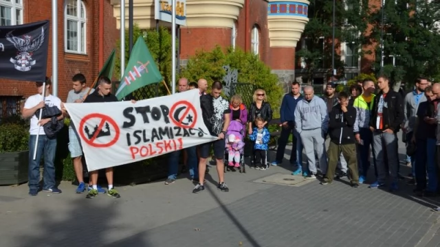 Tczew - Manifestacja przeciw przyjmowaniu uchodźców. Nie zabrakło radykalnych haseł