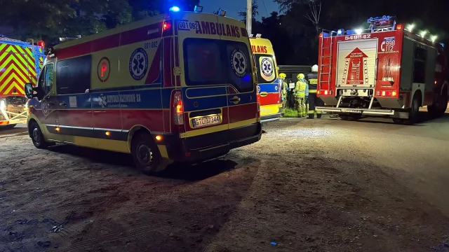Tczew - Trzy osoby poszkodowane po uderzeniu w drzewo