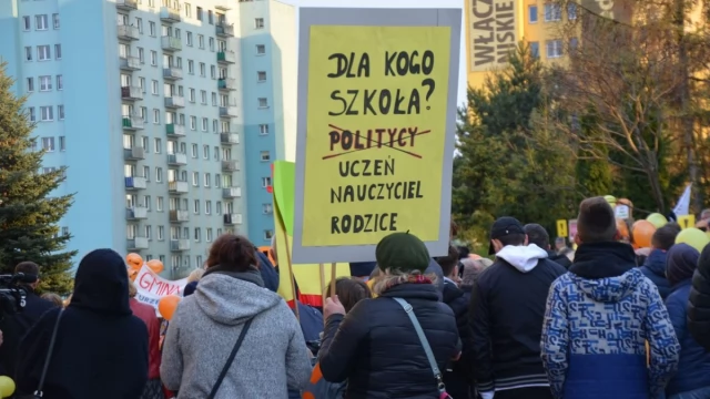 Tczew - Manifestacja pod delegaturą kuratorium. "Oświata stoi nad przepaścią"