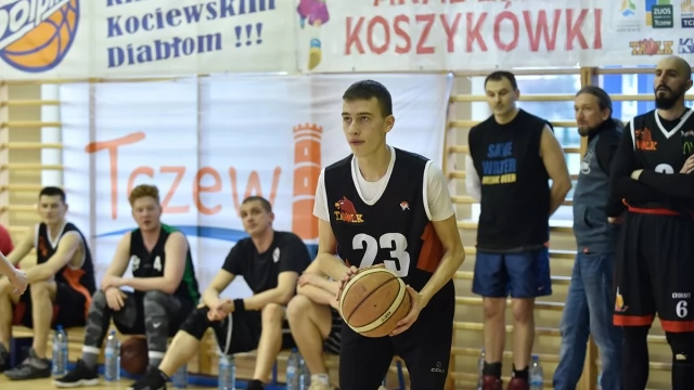 Tczew - Mecz Gwiazd zakończył jubileuszową X edycję Tczewskiej Amatorskiej Ligi Koszykówki