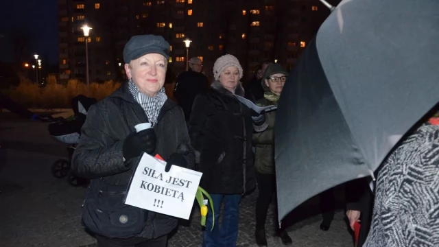 Tczew - Gorąco na Czarnym Proteście. Narodowcy usiłowali zakłócić kobiecą pikietę