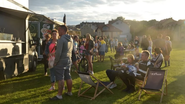Tczew - Zlot foodtrucków - bulwar zmienił się w wielką restaurację