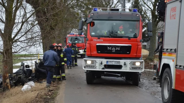 Tczew - Wypadek w Narkowach. Ranna osoba uwięziona w aucie