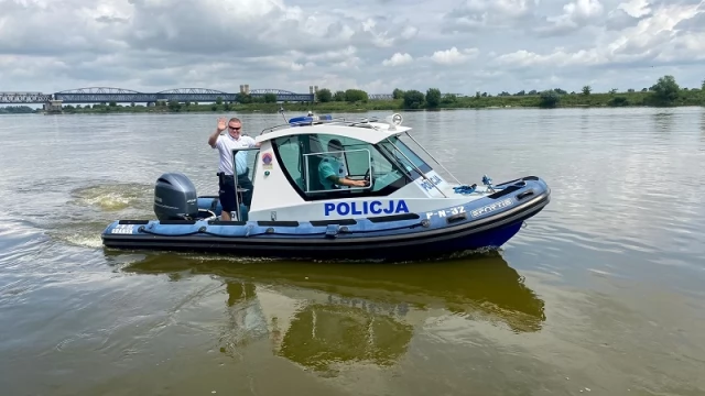 Tczew - Policjanci z patrolu wodnego dbają o bezpieczeństwo na wodzie