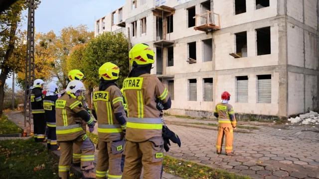 Tczew - Ale wieje! Runął fragment ściany budowanej kamienicy [WIDEO]