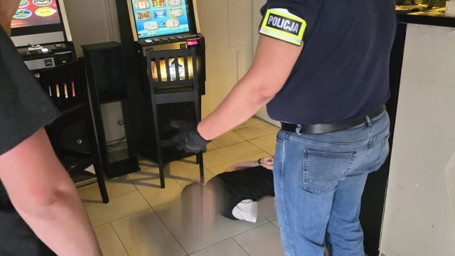 Tczew - Funkcjonariusze zabezpieczyli nielegalne automaty o wartości 230 tys. zł