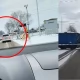 Tczew - Blisko tragedii. Zignorował ostrzeżenia i utknął między rogatkami na przejeździe [WIDEO]