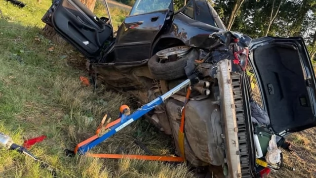 Tczew - Auto wypadło z drogi i uderzyło w drzewo