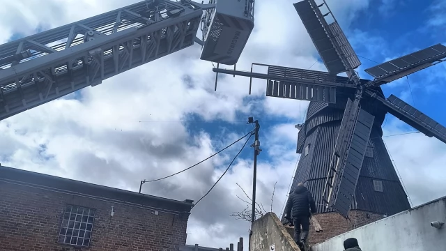 Tczew - Oględziny uszkodzonego skrzydła wiatraka