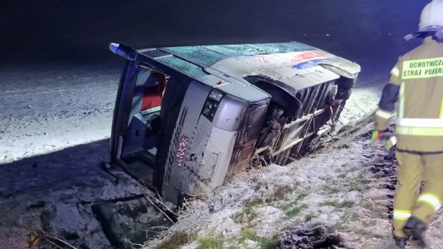 Tczew - Trudne warunki na drogach! Autobus wpadł do rowu